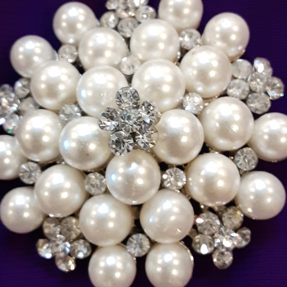 Rhinestone/Pearl Brooch/Pin - Picture 2 of 5